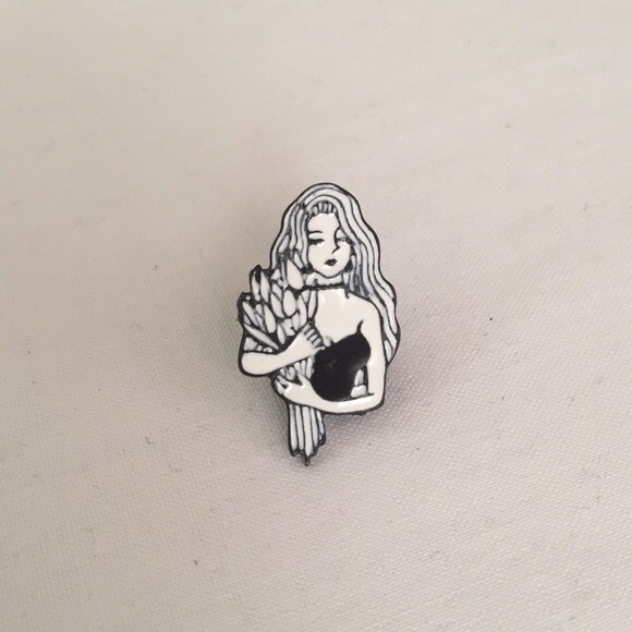 ๐50% OFF/3+...Young Girl with Flower Bouquet Pin - Picture 3 of 5